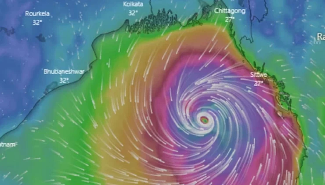 উপকূল অতিক্রম করতে শুরু করেছে মোখার অগ্রভাগ