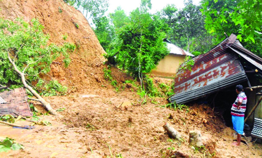 ভারী বর্ষণের আভাস, চট্টগ্রামে পাহাড় ধসের শঙ্কা
