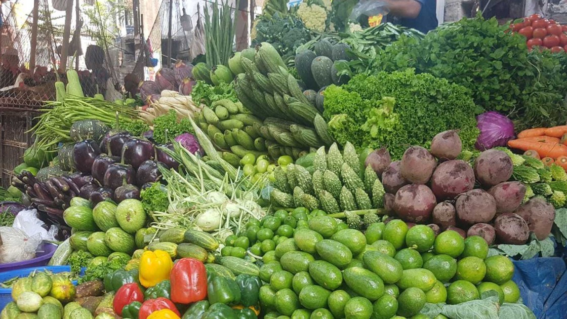 ক্রেতাদের নাভিশ্বাস, বেঁধে দেওয়া দামে মিলছে না পণ্য