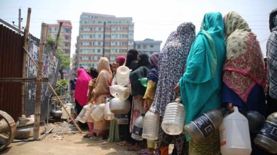তীব্র পানি-গ্যাস সঙ্কটে রাজধানীর কয়েক এলাকার বাসিন্দারা