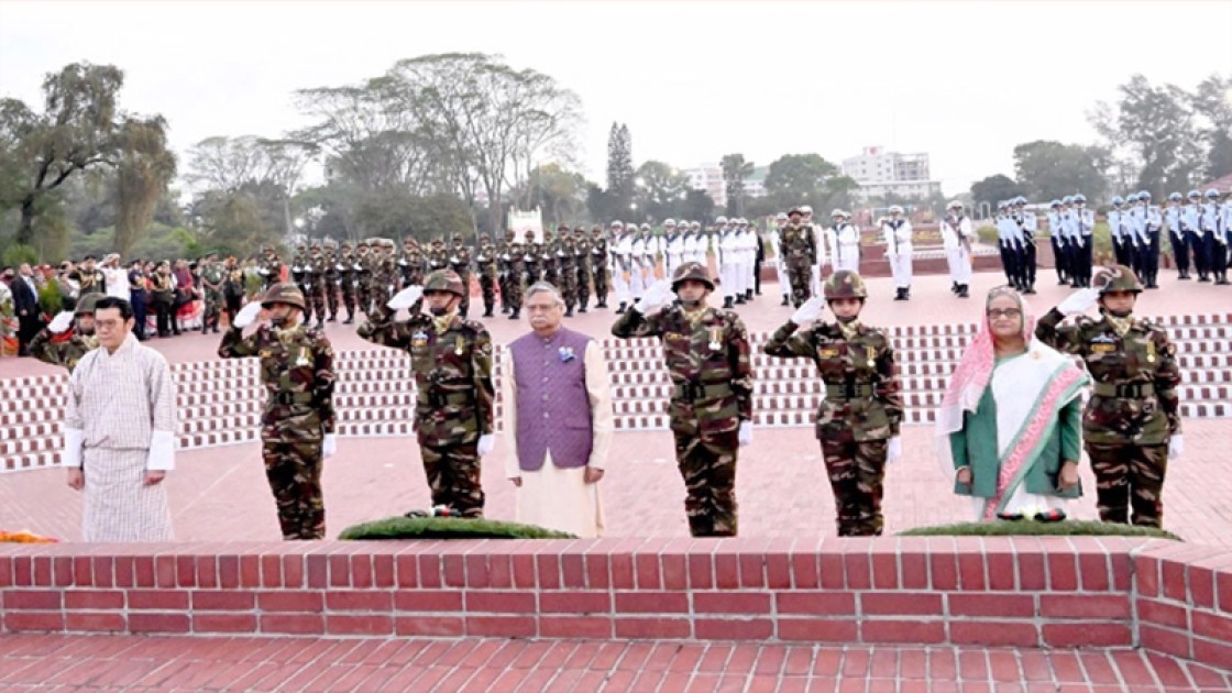 স্বাধীনতা দিবসে স্মৃতিসৌধে রাষ্ট্রপতি-প্রধানমন্ত্রীর শ্রদ্ধা