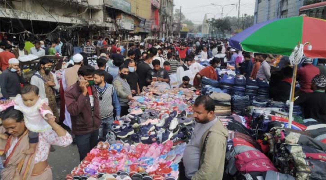 সকাল থেকে রাত পর্যন্ত জমে ওঠেছে মিরপুরের ফুটপাত মার্কেটের বেচাকেনা