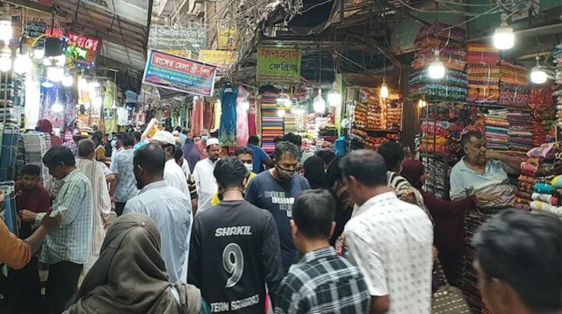 জমে উঠছে এবারের ঈদ বাজার