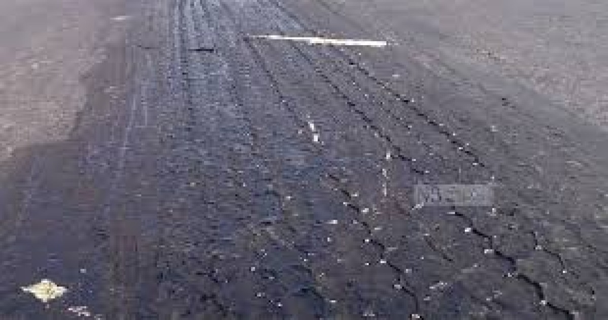 তীব্র রোদে গলছে সড়কের পিচ,যানবাহন চলাচলে ঝুকি