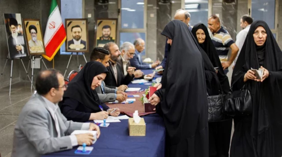 ইরানে প্রেসিডেন্ট নির্বাচনে ত্রিমুখী লড়াই, ফলাফল প্রকাশিত হবে আজ
