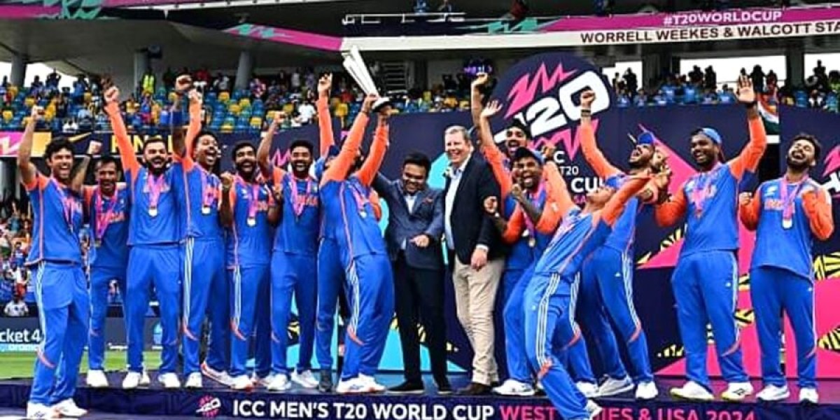 দক্ষিণ আফ্রিকাকে হারিয়ে বিশ্বকাপ ট্রফি ভারতের